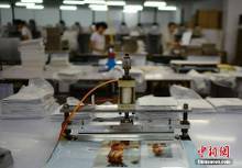 【圖刊】探訪婚紗攝影工廠 流水線上的浪漫與藝術